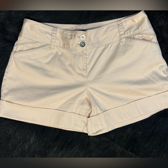 White House Black Market khaki shorts, size 6, pre-owned - Picture 1 of 5